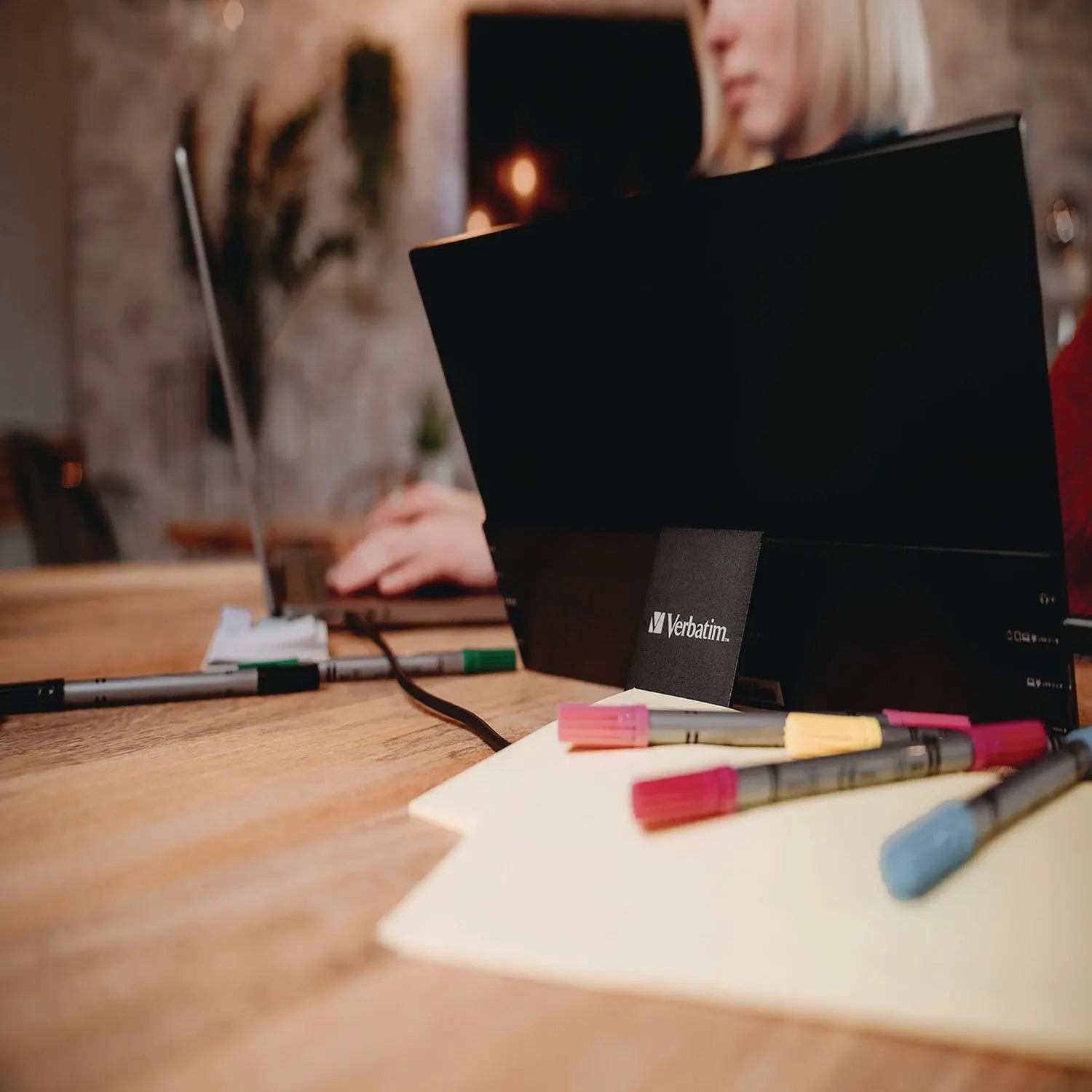 Portable Touchscreen Monitor. 15.6" Widescreen, IPS Panel, 1920 Pixels x 1080 Pixels Verbatim® Flipcost