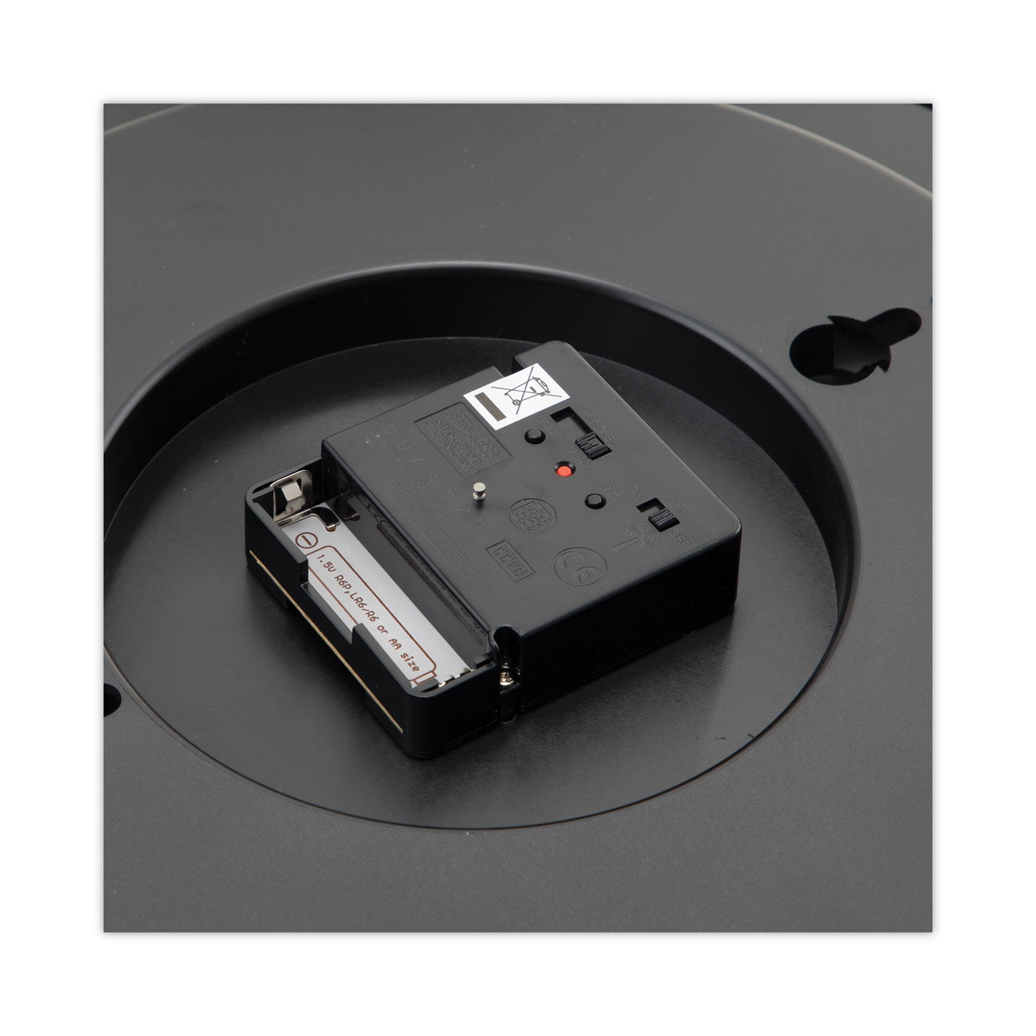 Universal® Deluxe 13 1/2" Indoor/outdoor Atomic Clock, 13.5" Overall Diameter, Black Case, 1 Aa (sold Separately)