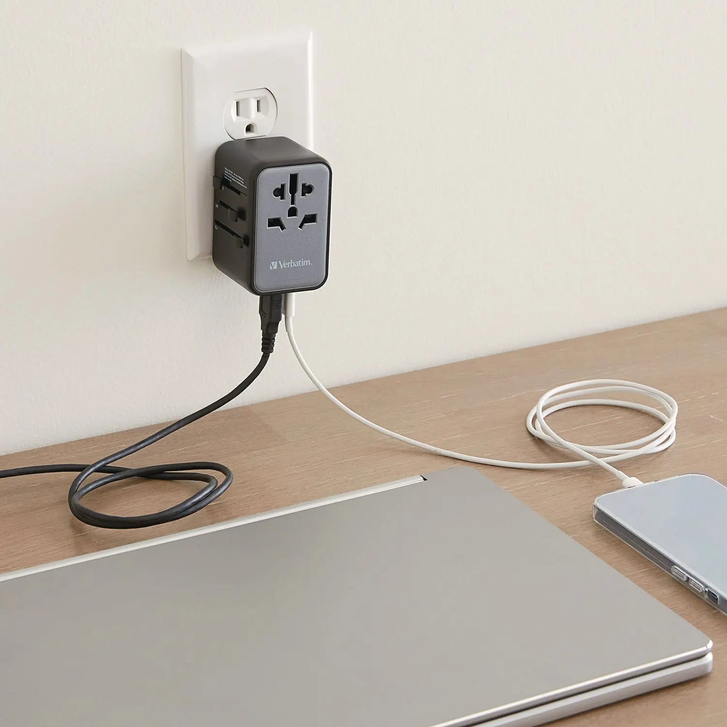 UTA-09 Gan III Universal Travel Adapter, (2) USB-A/(2) USB-C/USB-C with Power Delivery 3.0 Verbatim® Flipcost