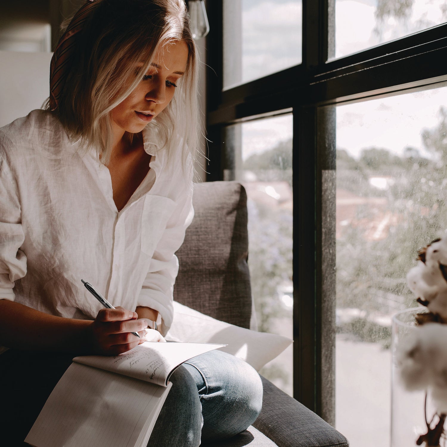 uniball® Signo 207 Gel Pen, Retractable, Fine 0.5 mm, Black Ink, Smoke/Black Barrel, 4/Pack