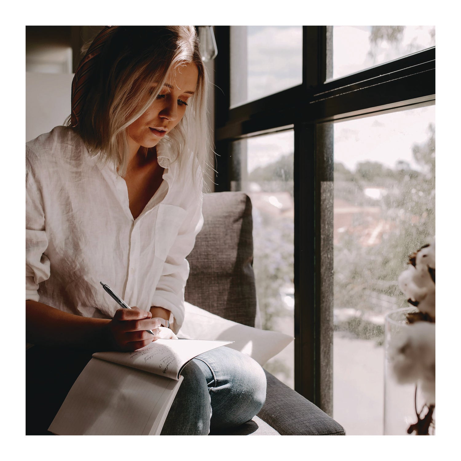 uniball® Signo 207 Gel Pen, Retractable, Medium 0.7 Mm, Black Ink, Smoke/black Barrel, Dozen