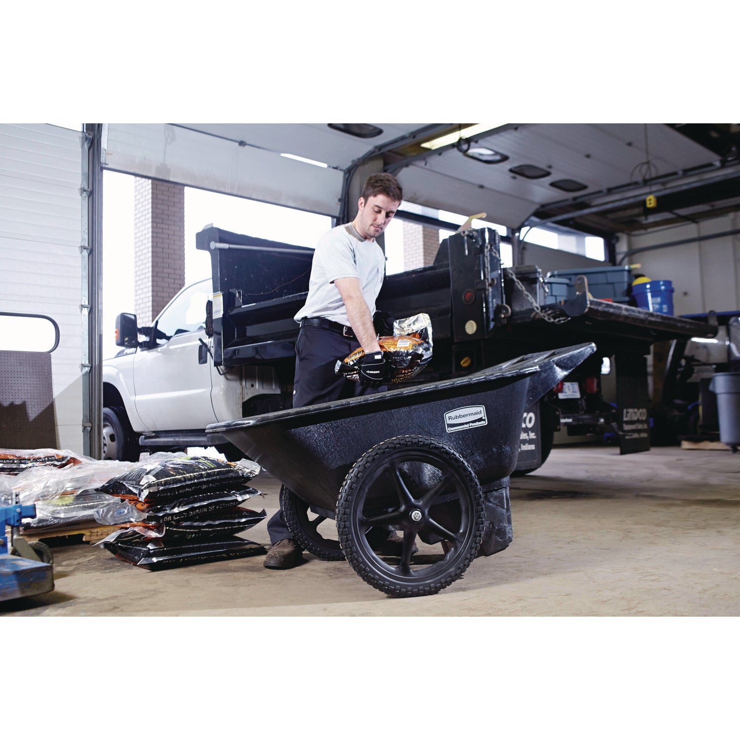 Rubbermaid® Commercial Big Wheel Agriculture Wheelbarrow, 300 lb Capacity, 32.75" x 58" x 28.25", Black