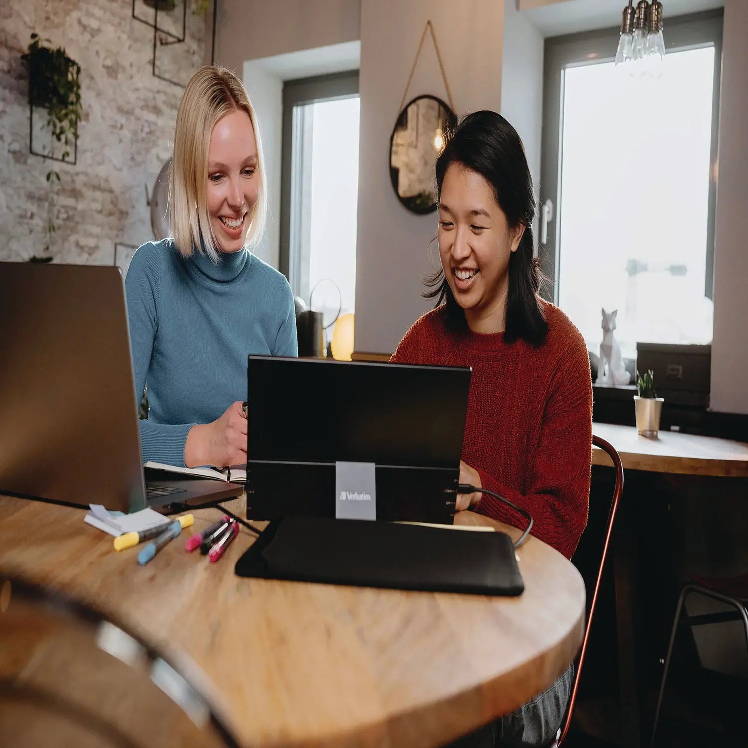 Monitors, 14" Widescreen, IPS Panel, 1920 Pixels x 1080 Pixels, Aluminum Verbatim® Flipcost