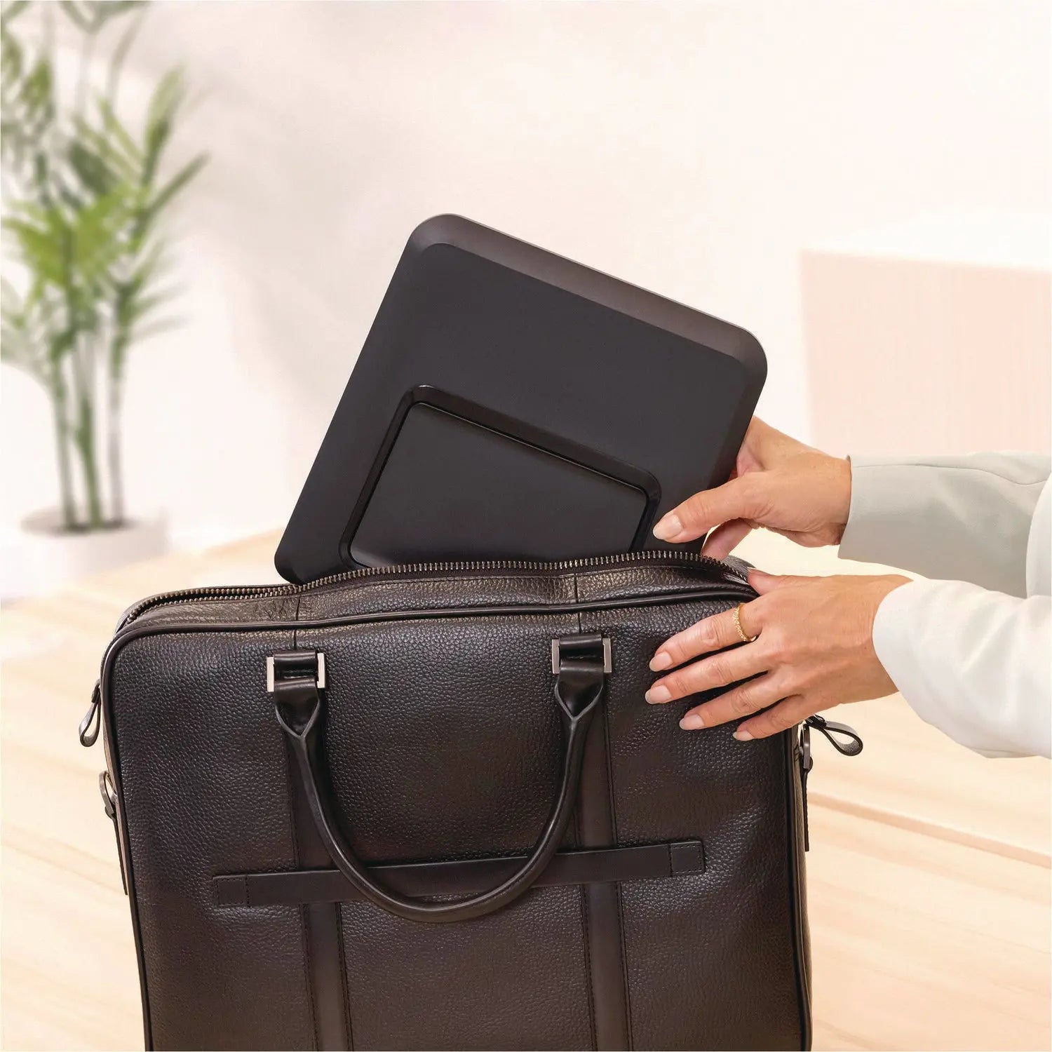 Breyta Laptop Stand, 9.25" x 10.55" x 0.55" to 8", Black, Supports Up to 8.8 lbs Fellowes® Flipcost