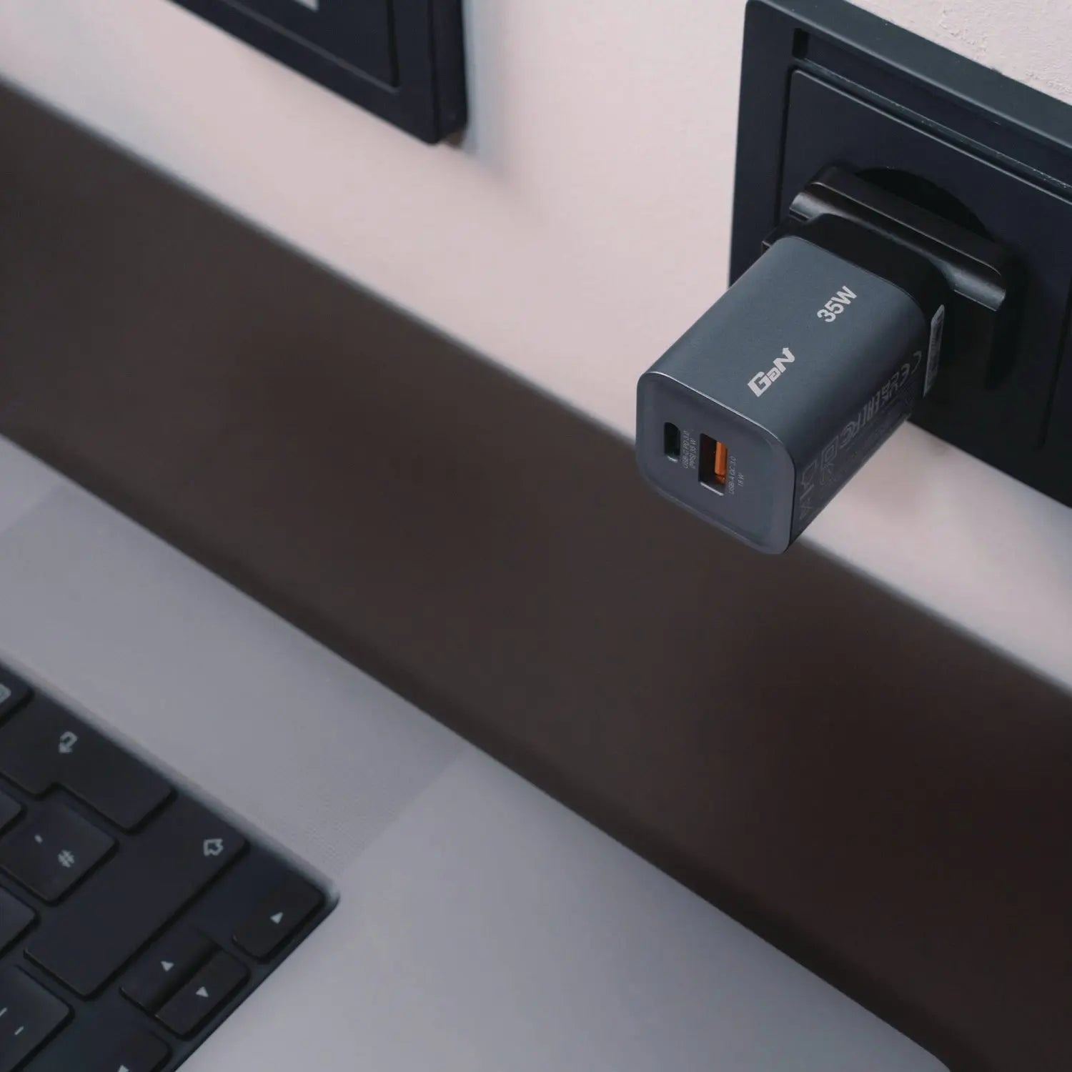 35 W 2-Port GaN Wall Charger, Black/Gray Verbatim® Flipcost