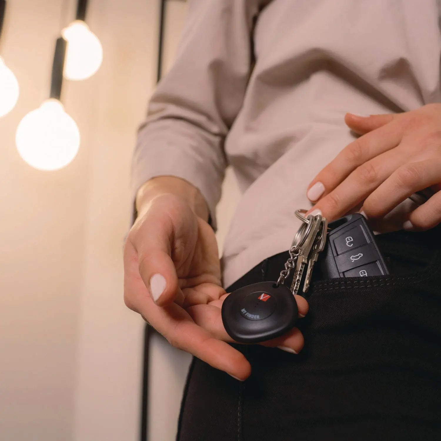 My Finder Bluetooth Tracker for Apple iOS, Black/White, 2/Pack Verbatim® Flipcost